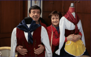 Foto di Bruno e Monia Malpassi con gli abiti tradizionali del Gruppo